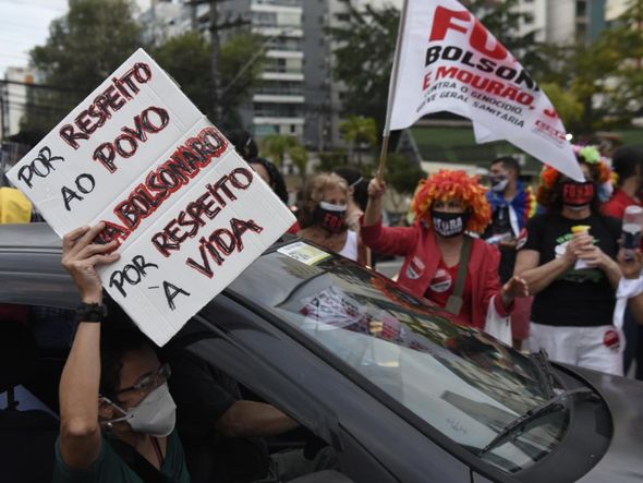 Chega ao fim o ato contra Bolsonaro, com os manifestantes passando pela Reta da Penha por Vitor Jubini