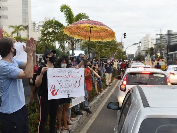 Chega ao fim o ato contra Bolsonaro, com os manifestantes passando pela Reta da Penha por Vitor Jubini