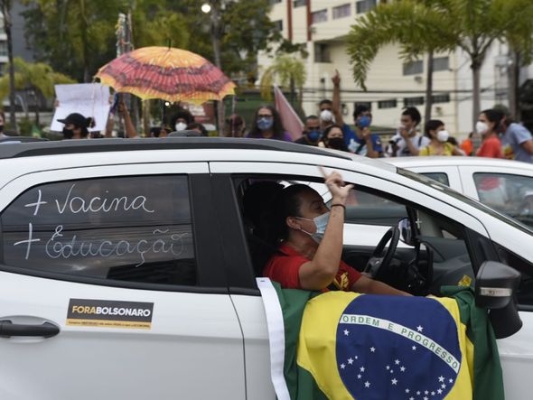 Chega ao fim o ato contra Bolsonaro, com os manifestantes passando pela Reta da Penha por Vitor Jubini