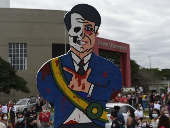 Manifestantes, contra o Governo Bolsonaro,  concentrados em frente ao Teatro da Ufes em Vitória por Vitor Jubini