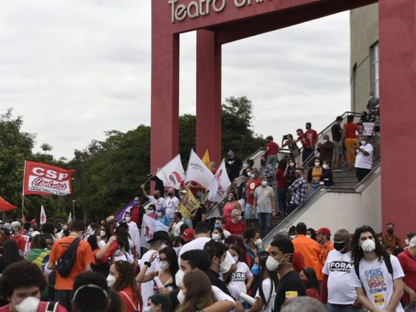 Manifestantes, contra o Governo Bolsonaro,  concentrados em frente ao Teatro da Ufes em Vitória por Vitor Jubini