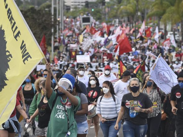 Manifestantes ocupam uma pista da Avenida Fernando Ferrari, em Vitória por Vitor Jubini 