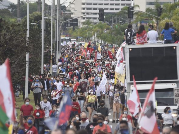 Manifestantes ocupam uma pista da Avenida Fernando Ferrari, em Vitória por Vitor Jubini 