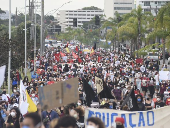 Manifestantes ocupam uma pista da Avenida Fernando Ferrari, em Vitória por Vitor Jubini 
