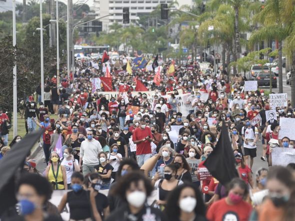 Manifestantes ocupam uma pista da Avenida Fernando Ferrari, em Vitória por Vitor Jubini 