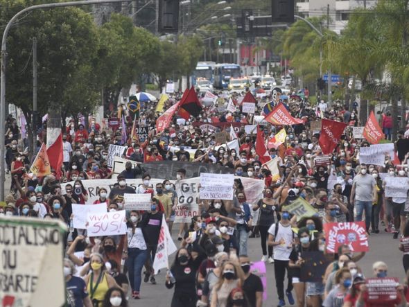 Manifestantes ocupam uma pista da Avenida Fernando Ferrari, em Vitória por Vitor Jubini 