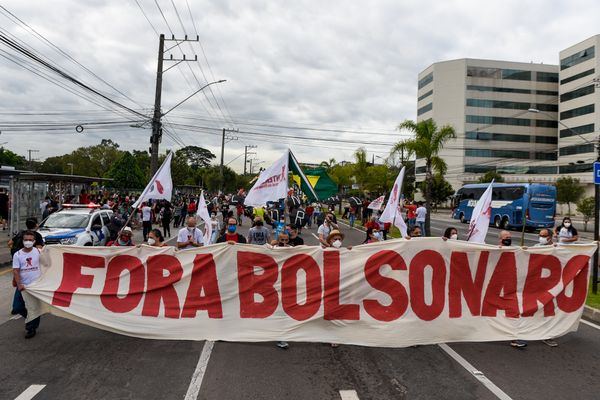 Protesto contra o presidente Jair Bolsonaro em Vitória. Manifestantes saíram em passeata da UFES com destino à Reta da Penha.