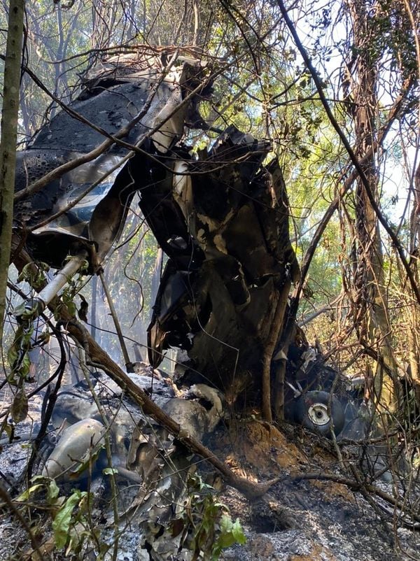 Avião de pequeno porte caiu em Guarapari  por Divulgação/Corpo de Bombeiros