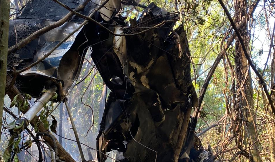 Avião destruído após cair em Guarapari