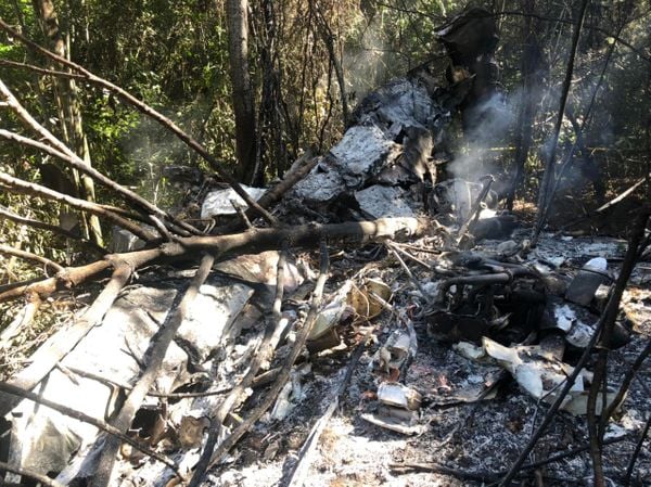 Destroços de avião de pequeno porte que caiu em Guarapari  por Aurélio de Freitas
