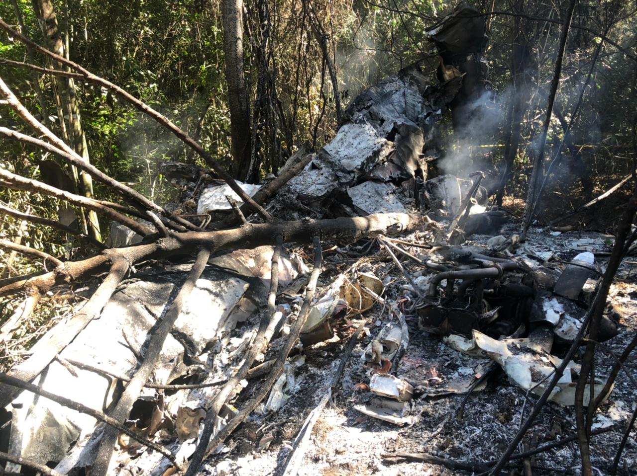 Destroços de avião de pequeno porte que caiu em Guarapari 
