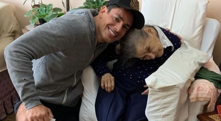 Ator compartilhou momento raro nas redes sociais com direito a fotos e declaração de amor para a avó, que celebrou seu centenário neste domingo (4)