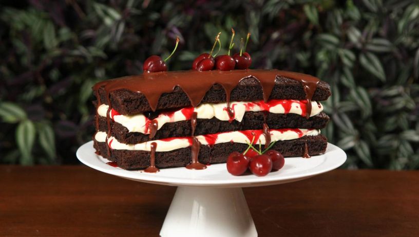 Brownie cake com chantili e frutas vermelhas da chef Flávia Gama