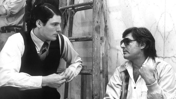 Cineasta Richard Donner no set de 