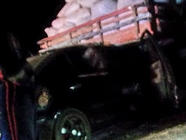 Colisão entre carro e caminhão deixa dois morto e criança ferida em Pinheiros 