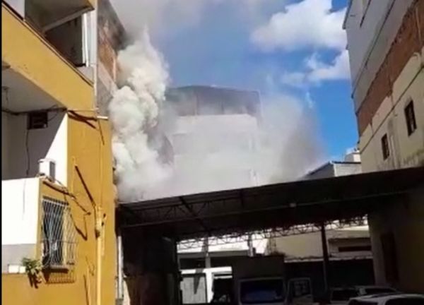 Fumaça chamou a atenção de moradores do centro 