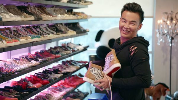 Karen Lim mostra sua coleção de sapatos em cena da primeira temporada de 'Império da Ostentação', reality da Netflix que mostra o cotidiano de milionários asiáticos em Los Angeles