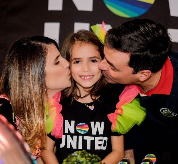 Larissa comemorou seus 8 anos com uma baladinha no tema Now United com as amigas. Na foto o jeitinho que ela mais gosta, amassada e beijada pelos pais Lurdinha e Renato.