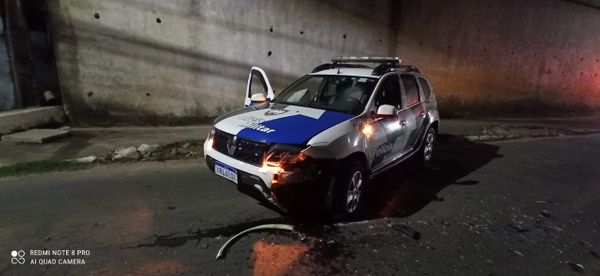 Motorista bate carro contra a viatura da PM em Cariacica