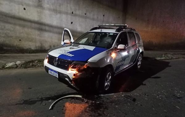Viatura foi atingida por veículo na contramão em Cariacica neste domingo (4)