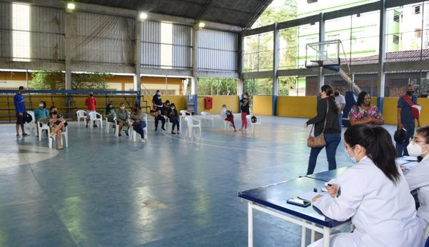 1.600 pessoas poderão se vacinar nesta quinta-feira (8) na escola municipal Zilma Coelho Pinto