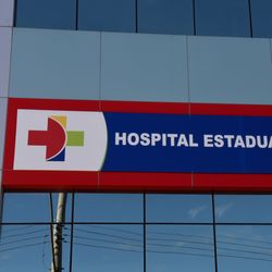 A jovem de 22 anos disse conseguiu escapar após ferir o suspeito com uma faca e pediu ajuda em uma lanchonete; homem foi localizado no mesmo hospital para onde a vítima foi levada