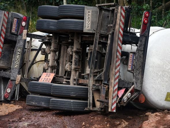 Carreta-tanque tombada na BR 262 em Marechal Floriano por Vitor Jubini