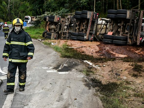 Carreta-tanque tombada na BR 262 em Marechal Floriano por Vitor Jubini