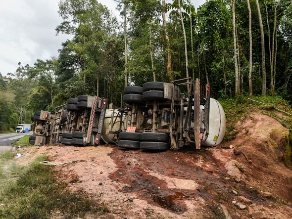 Carreta-tanque tombada na BR 262 em Marechal Floriano por Vitor Jubini