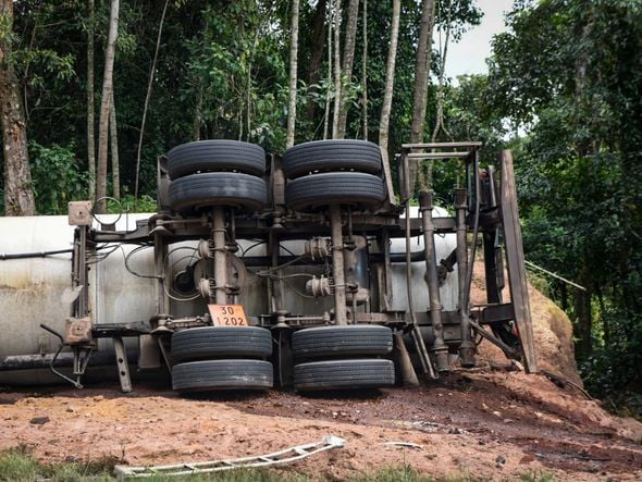 Carreta-tanque tombada na BR 262 em Marechal Floriano por Vitor Jubini