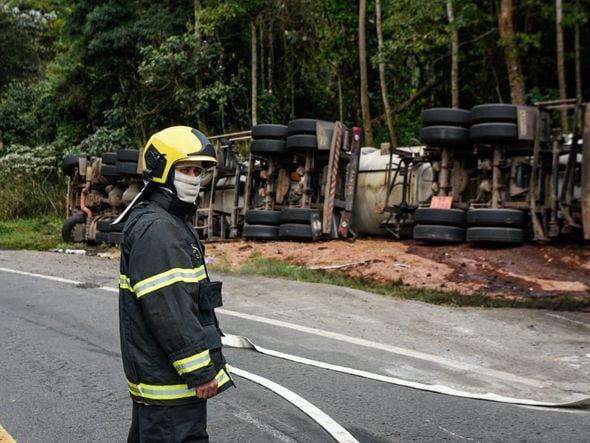 Carreta-tanque tombada na BR 262 em Marechal Floriano por Vitor Jubini