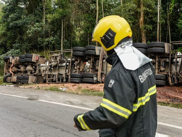 Carreta-tanque tombada na BR 262 em Marechal Floriano por Vitor Jubini
