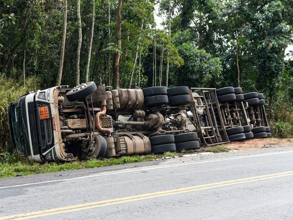 Carreta-tanque tombada na BR 262 em Marechal Floriano por Vitor Jubini