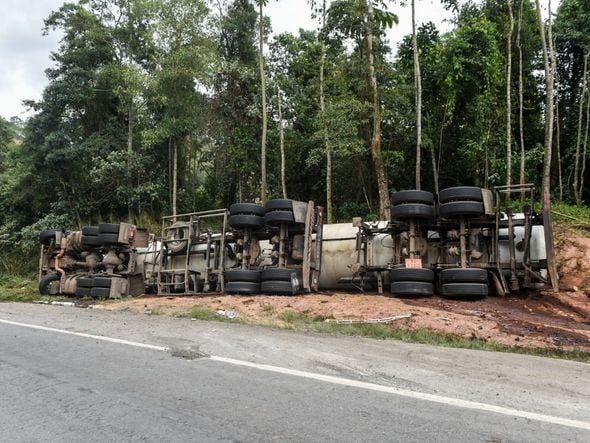 Carreta-tanque tombada na BR 262 em Marechal Floriano por Vitor Jubini