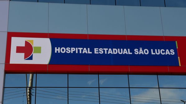 A jovem de 22 anos disse conseguiu escapar após ferir o suspeito com uma faca e pediu ajuda em uma lanchonete; homem foi localizado no mesmo hospital para onde a vítima foi levada