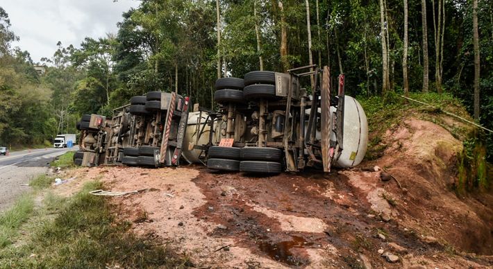 Carreta tombou e 17 mil litros de diesel vazaram em direção ao Rio Jucu, onde Cesan faz captação de água para Marechal Floriano, Domingos Martins e Região Metropolitana de Vitória, que podem ter fornecimento de água afetado