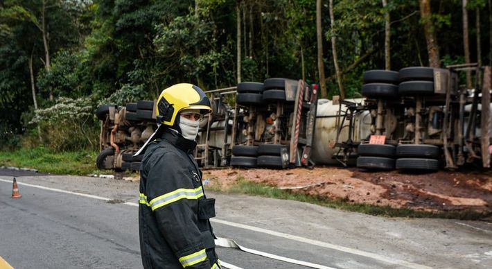 Carreta tombou e 17 mil litros de diesel vazaram em direção ao Rio Jucu, onde Cesan faz captação de água para Marechal Floriano, Domingos Martins e Região Metropolitana de Vitória