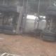Imagem - Carreta-tanque tomba e diesel vaza para rio na BR 262, em Marechal