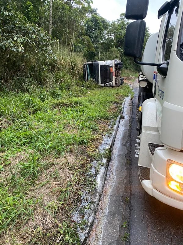 Carreta tomba e vaza diesel para rio na BR 262 em Marechal Floriano