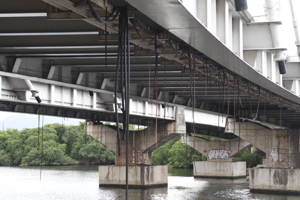 Fios cortados debaixo da Ponte da Passagem acaba com todo cenário de modernidade da obra. por Carlos Alberto Silva