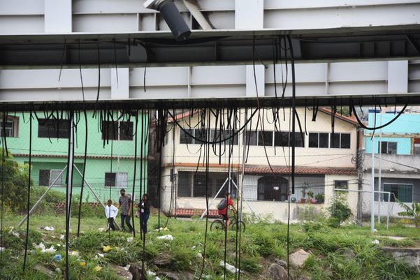 Fios cortados debaixo da Ponte da Passagem acaba com todo cenário de modernidade da obra. por Carlos Alberto Silva