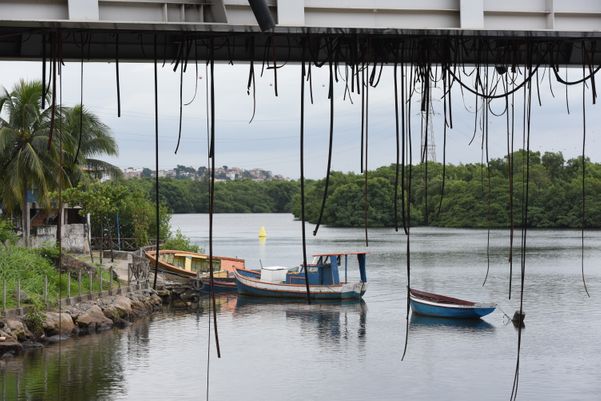 Fios cortados debaixo da Ponte da Passagem acaba com todo cenário de modernidade da obra. por Carlos Alberto Silva