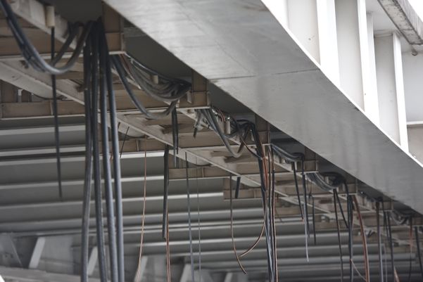 Fios cortados debaixo da Ponte da Passagem acaba com todo cenário de modernidade da obra. por Carlos Alberto Silva