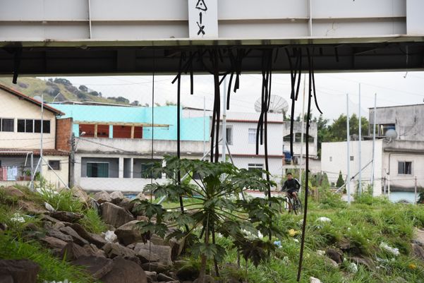 Fios cortados debaixo da Ponte da Passagem acaba com todo cenário de modernidade da obra. por Carlos Alberto Silva