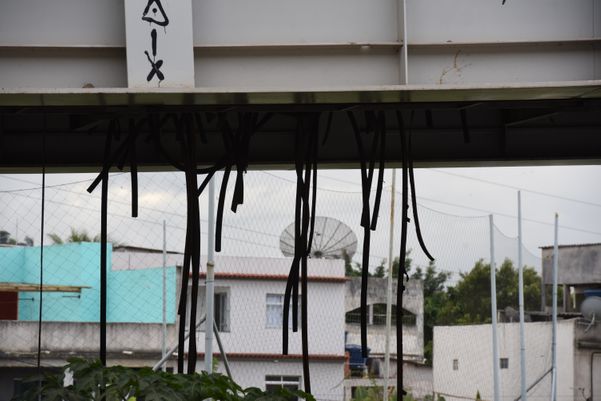 Fios cortados debaixo da Ponte da Passagem acaba com todo cenário de modernidade da obra. por Carlos Alberto Silva