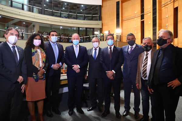 Da esquerda para direita: Luciano Machado (PV), vice-governadora Jacqueline Moraes (PSB), presidente da Assembleia, Erick Musso (Republicanos), governador Renato Casagrande (PSB), deputado Emílio Mameri (PSDB), Marcelo Santos (Podemos), Alexandre Quintino (PSL), Danilo Bahiense (sem partido) e Marcos Garcia (PV) por Ellen Campanharo