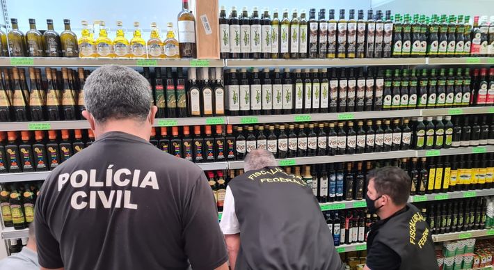 Segundo o Ministério de Agricultura, os produtos vendidos não são considerados azeite de oliva. Apreensões foram em supermercados de Vitória e Vila Velha. Estima-se que a quadrilha provocou prejuízo de R$ 20 milhões