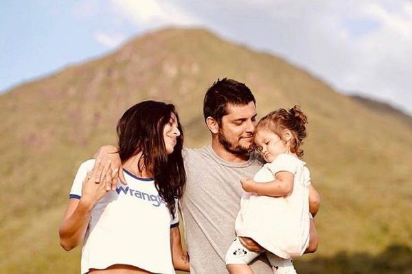 A atriz Yanna Lavigne, o ator Bruno Gissoni e a filha do casal, Madalena 