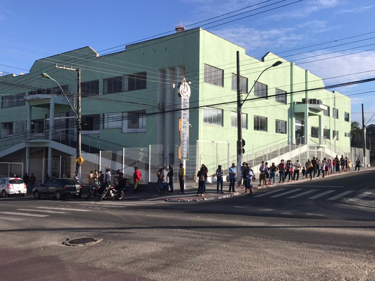 Pessoas esperam na fila, em São Mateus, para receber vacinas contra a Covid-19. Crédito: Rosi Bredofw