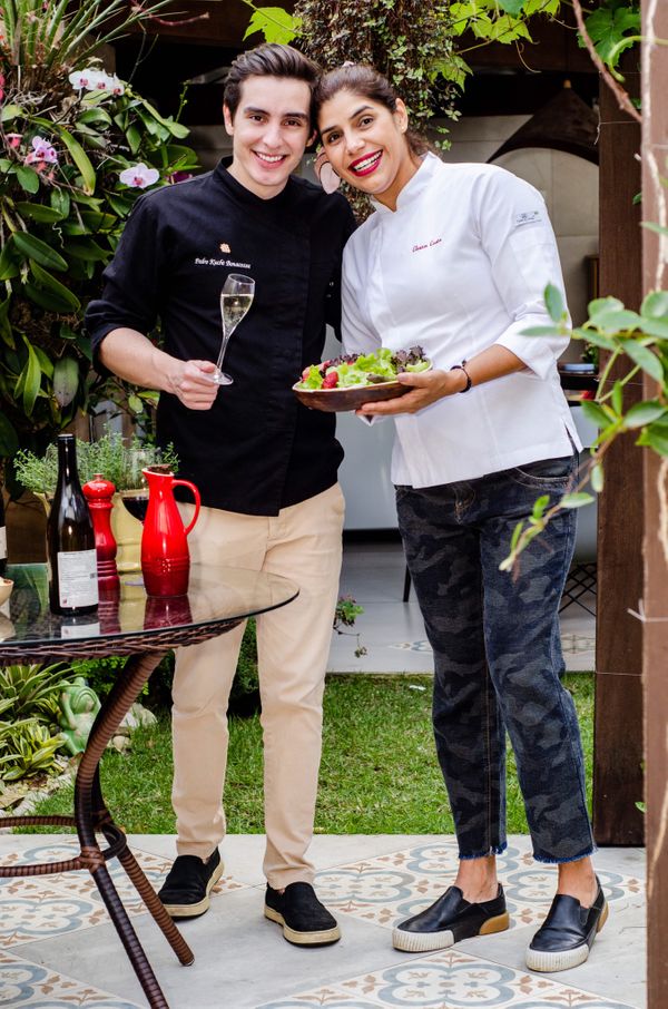 Chef e sommelier Pedro Kucht e chef Cleuza Costa no restaurante Quintal 84, em Vila Velha